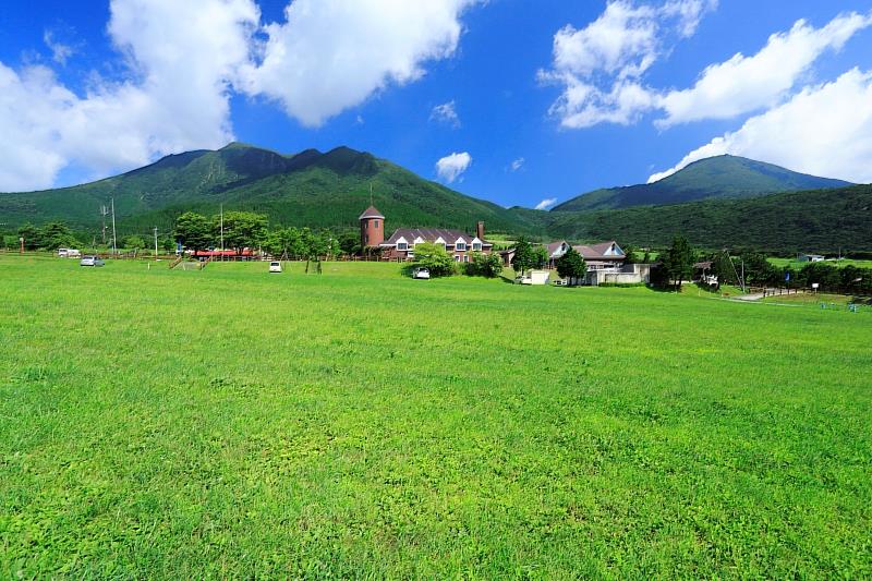 大分縣竹田市久住高原的「根西牧場」是國內罕見的飼養英國原產根西牛的觀光牧場。