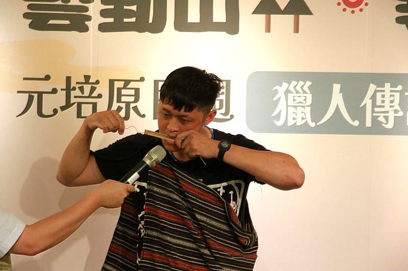 元培原民週「藝動山林．尋跡泰夏」特展開幕，賴念慈（Pahu Amay）老師，以傳統口簧琴為活動祈福。