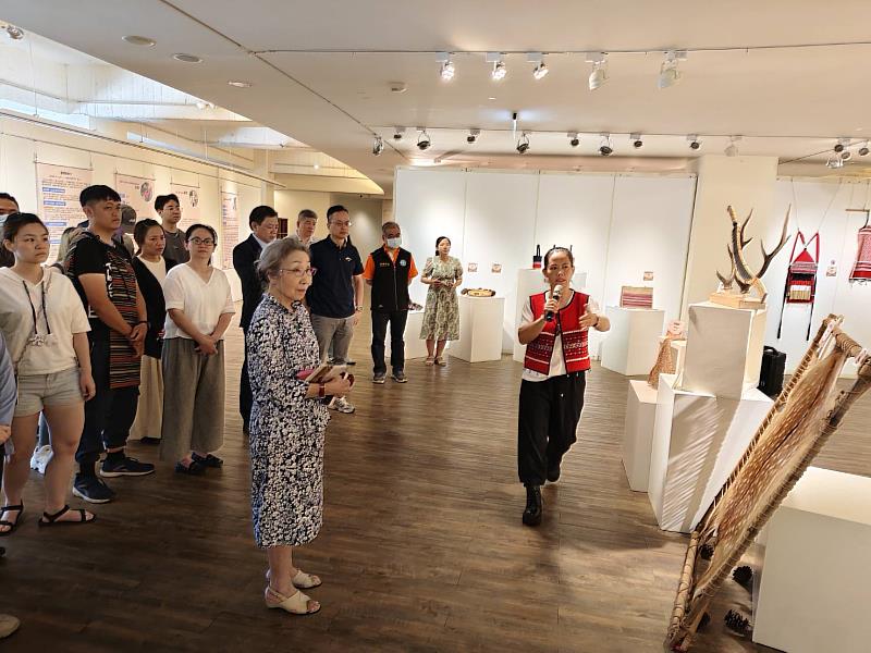 趙玉婷（Sabi Taro twatwawazay）老師向元培師長導覽「藝動山林．尋跡泰夏」作品。
