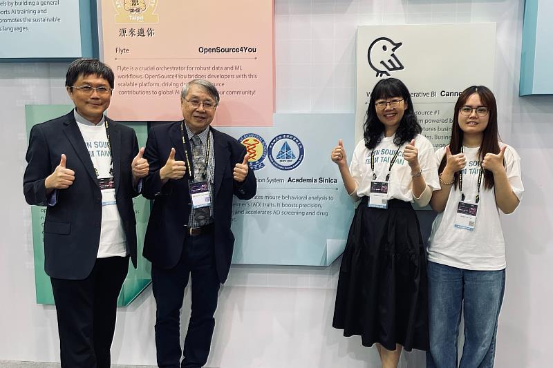 中央研究院資訊所廖弘源所長（左2）蒞臨COMPUTEX展區交流，肯定南大參與推動主權AI於本土語言教育的創新應用。