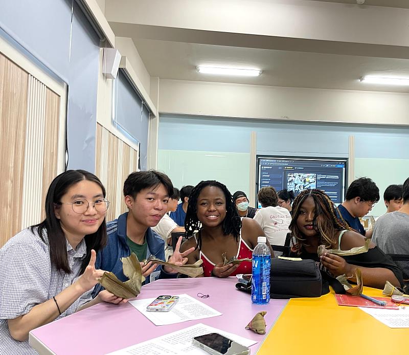 學生品嘗小冰粽。