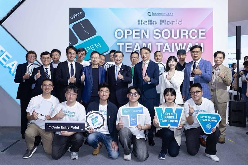 數發部數產署於COMPUTEX 2026設置「開源臺灣館」，集結產官學研及開源社群代表共同展現臺灣AI創新能量。南大資工系李健興教授（第3排左2）參與學研展區，展示TAIDE台英語AI學伴研發成果。（照片來源：數位發展部）