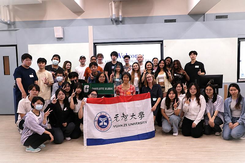 元智中語系師生與UNC Charlotte師生合影。
