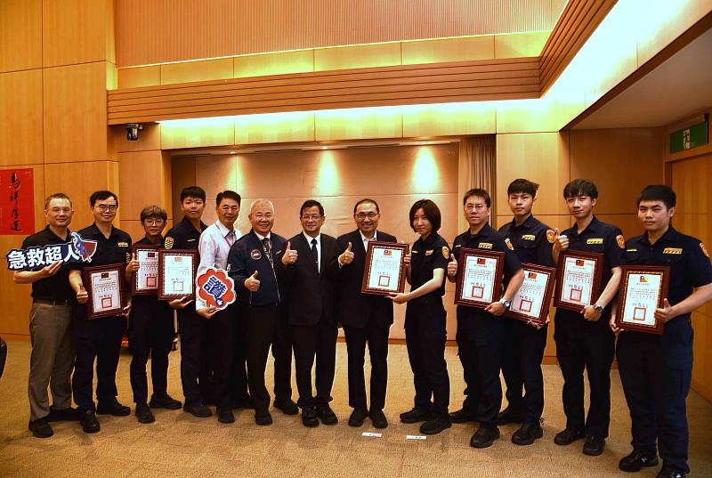 新北市政府警察局中和分局中和交通分隊警員成功救回OHCA患者生命，為了表彰其無私奉獻，市長侯友宜特別於今（115）年6月3日市政會議親自頒發獎狀，感謝他們在危急時刻挺身而出，為患者爭取到寶貴的救命時間。