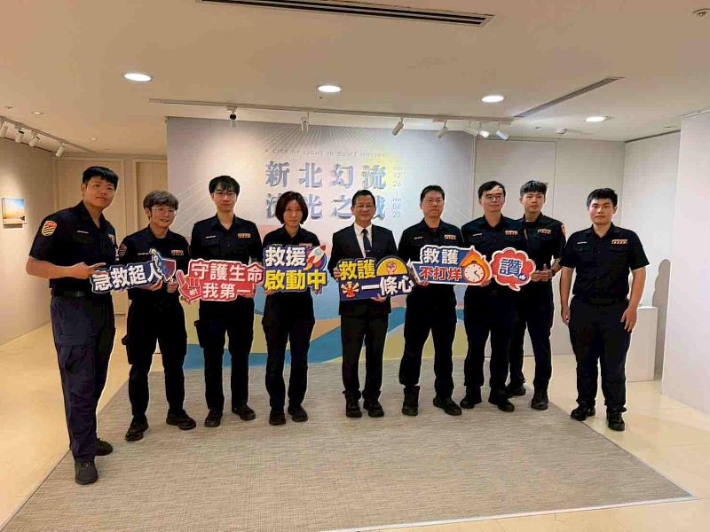 為持續強化到院前緊急醫療處置量能，消防局積極推動「多重防護網」政策，透過跨機關合作全面提升緊急救護效能。自113年起，消防局與警察局攜手合作，正式推行POA（Police AED）運送制度，整合警力資源，於第一時間將AED迅速送達救援現場。