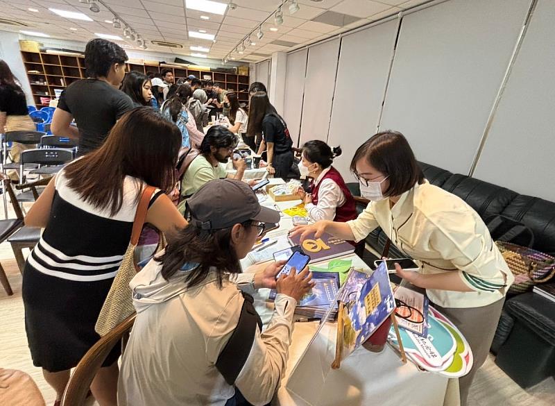 三、國際學生把握機會與企業代表面對面交流，了解產業資訊、工作內容與求職方向。
