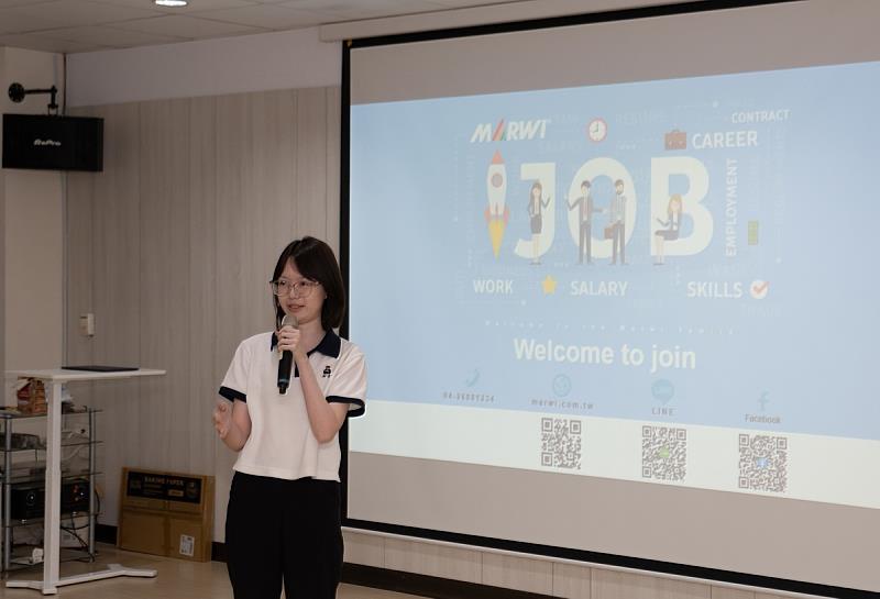 二、2026外籍生就業博覽會正式展開，企業代表向同學介紹公司特色、職缺內容與未來發展機會。