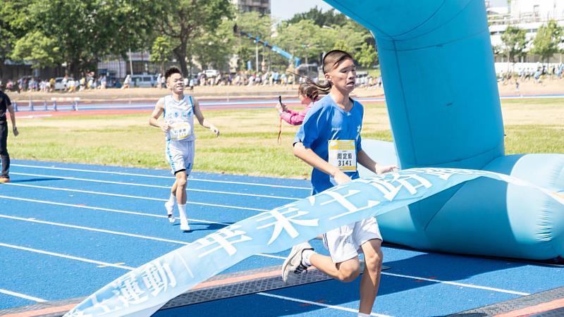 第1名完賽學生返回終點。