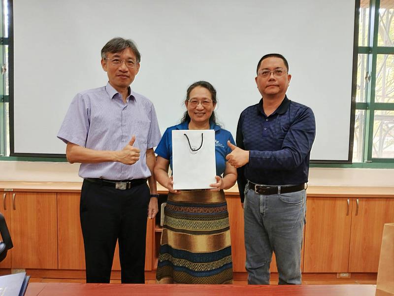 東華資工系主任張意政教授與副主任張道顧教授致贈紀念品予Sam Houston State University理工學院副院長游麗仁教授。