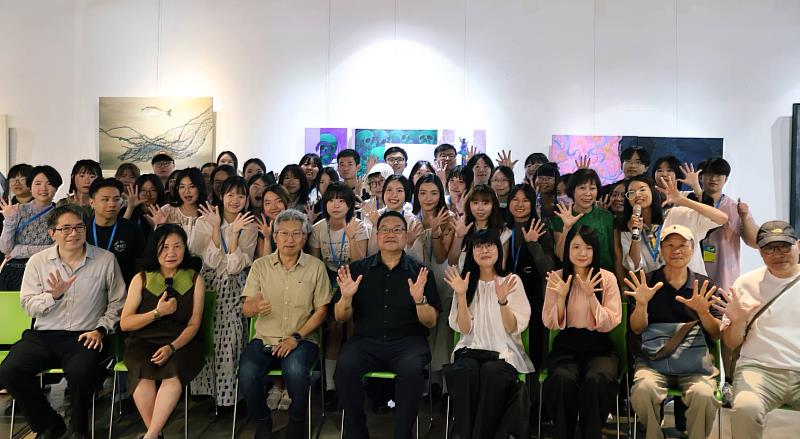 師長們與全體展出學生合影留念。