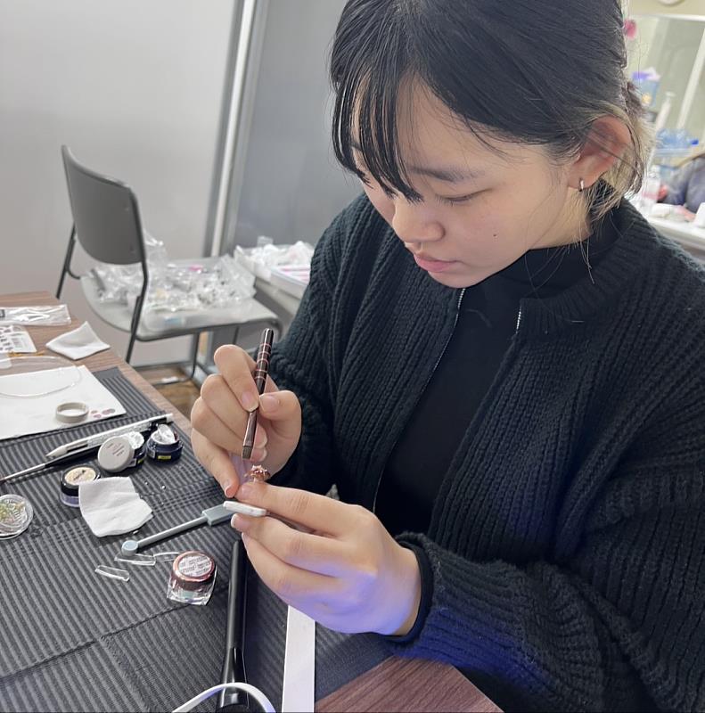 國立臺南護專妝品科學生勇奪新加坡亞洲美甲大賽最佳專業獎。