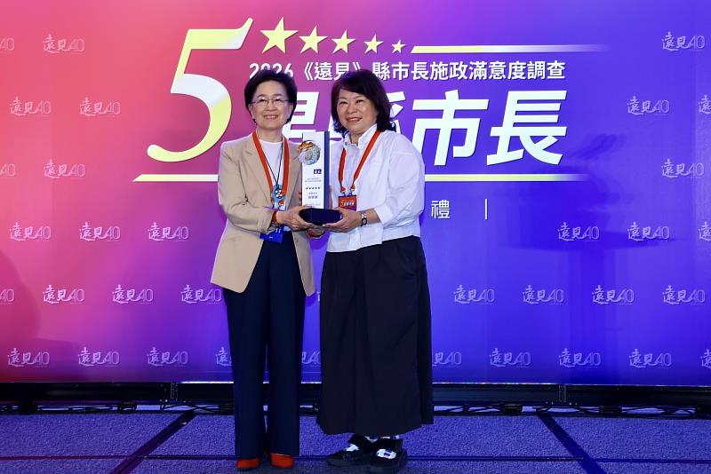 黃敏惠市長自遠見發行人王力行手中接下獎盃。
