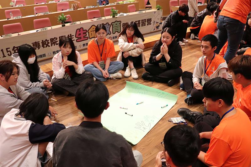 南華大學舉辦大專校院學生生命教育體驗研習營，進行分組討論。