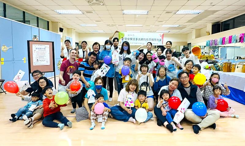 「舞出好心情－親子紓壓律動時光」活動在朝陽科大附設幼兒園舉辦，透過律動遊戲協助家庭釋放情緒壓力。