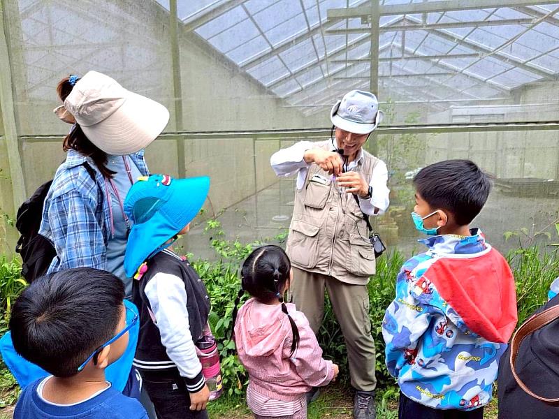「梅峰春宴・綠野仙蹤」親職療癒之旅特別安排在臺灣大學梅峰農場，引導親子結合自然體驗與多感官活動，大受好評。