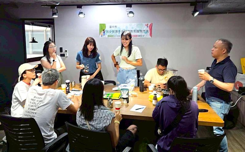 「育兒暫停鍵：自我照顧正念咖啡館」親職減壓團體，以小型支持性團體形式進行正念練習與心理教育，引導家長覺察自身情緒與壓力來源。