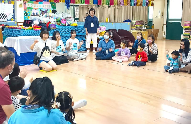 臺中市兒少保護多元親職教育服務方案首創「親職減壓服務」，在社工系陳馨馨老師（左4）專業團隊的努力下，成為創新亮點。