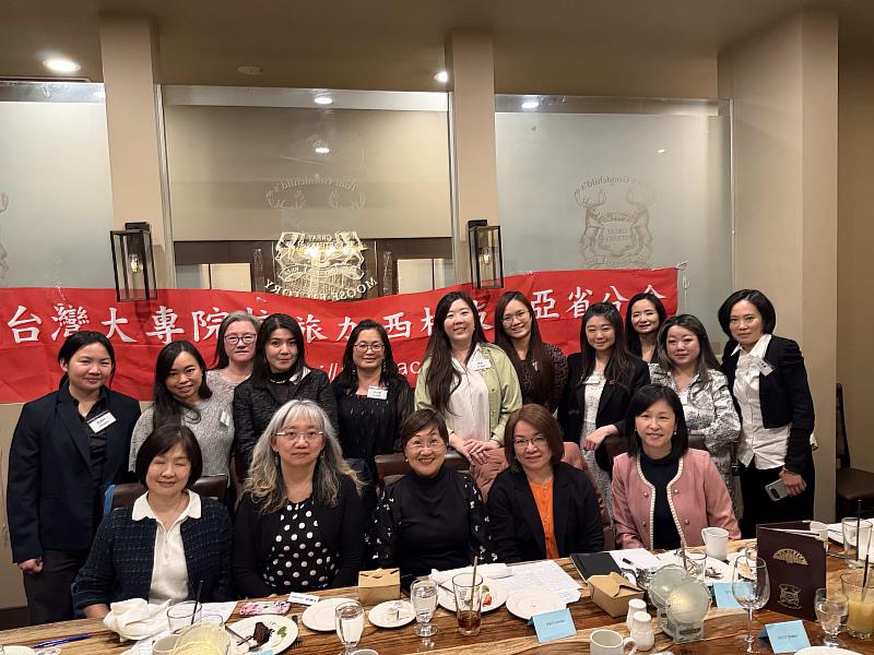 徐佳青與愛城青年合影。