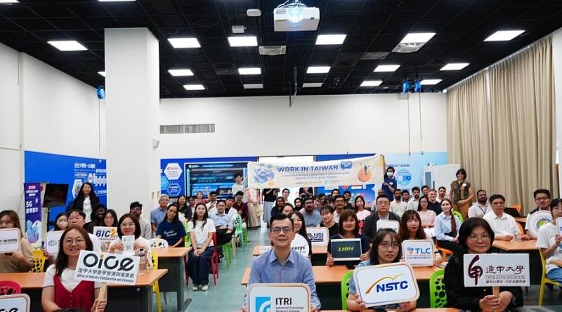 國科會「Work in Taiwan產業就業Follow Me」日前於逢甲大學舉辦，逢甲副校長黎淑婷（前排右1）、國科會產學及園區業務處科長張婷韻（前排右2）出席與會。