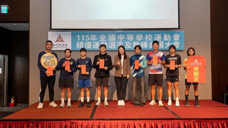 市長高虹安頒發獎勵金予選手。