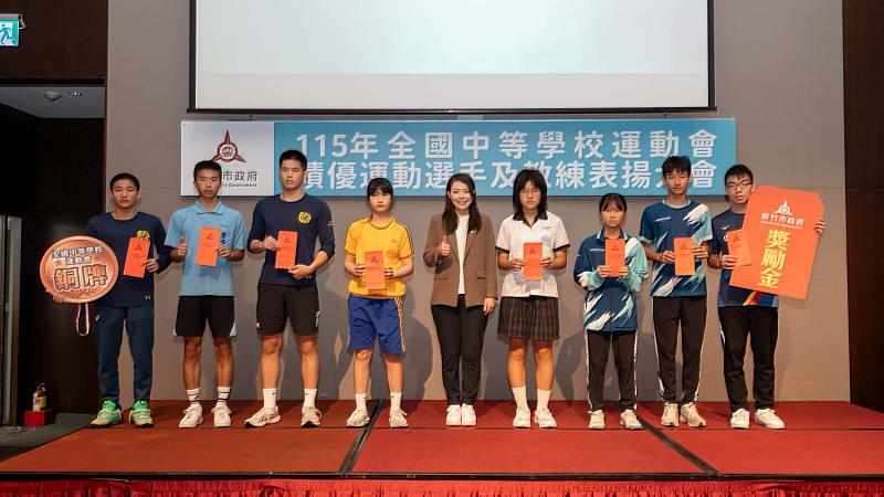 市長高虹安頒發獎勵金予選手。