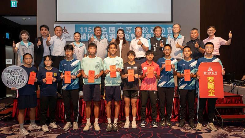 市長高虹安頒發獎勵金予選手。