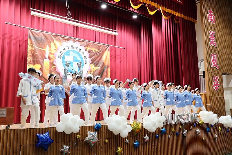 國立臺南護專加冠典禮 授冠傳光迎護理新秀