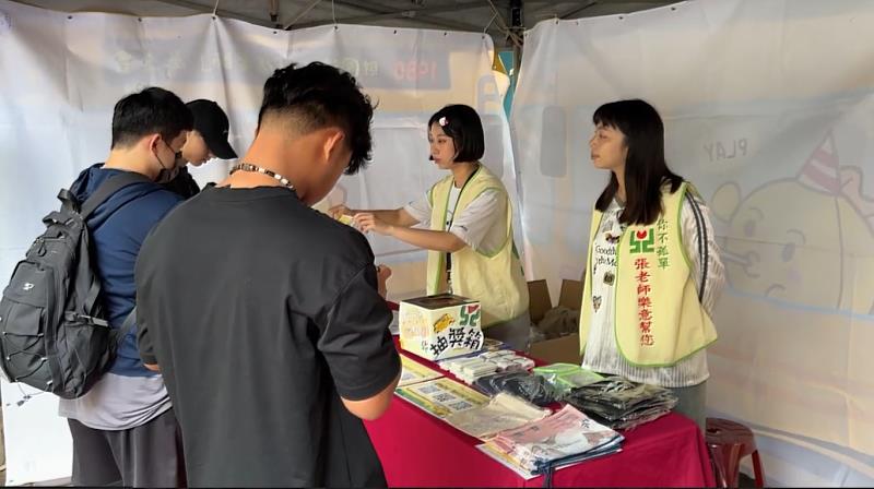 救國團新竹「張老師」中心「笑吧！校巴」駛入明新科大 陪伴學生紓壓顧心理