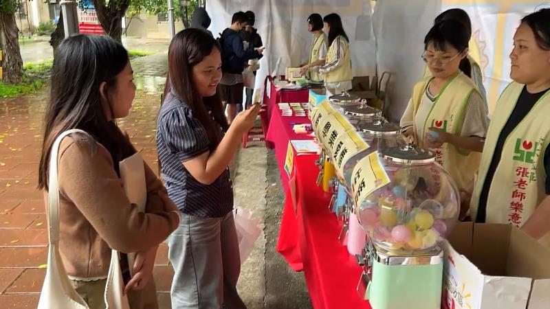 救國團新竹「張老師」中心「笑吧！校巴」駛入明新科大 陪伴學生紓壓顧心理