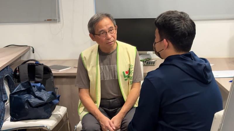 救國團新竹「張老師」中心「笑吧！校巴」駛入明新科大 陪伴學生紓壓顧心理