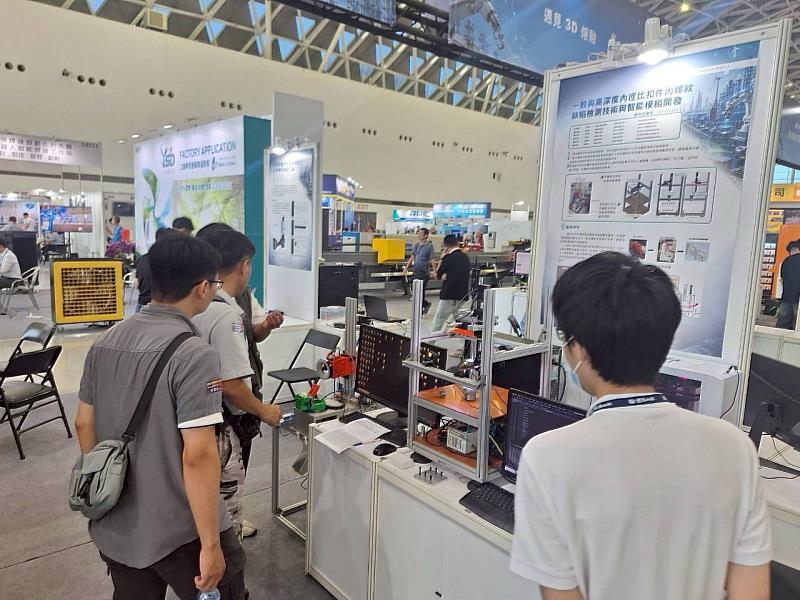 高科大展示產業機械智慧化與工業控制與感測，將技術實體落地於民生、扣件、半導體與綠能等關鍵產業，輔導產業轉型至智慧生產應用。