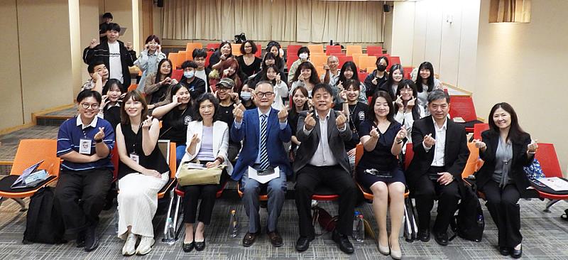 文化大學王子奇校長、教育部官員、原住民公費留學學人及文化大學師長共同出席說明會，分享留學政策與海外求學經驗，協助學生掌握申請資源。