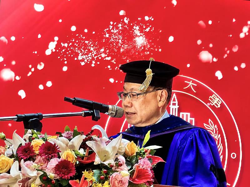 蔡進發校長以「這是你們的時代」為題發表感人致詞，以溫暖而堅定的語氣，向全體畢業生，送上一封獻給AI世代青年的人生信。