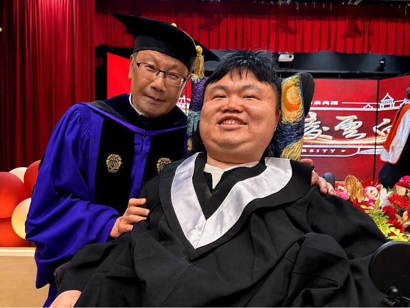 蔡進發校長（左）頒發「校長特別獎」給罹患罕見疾病「裘馨氏肌肉失養症」的林力行（右），愛護學生之情溢於言表。