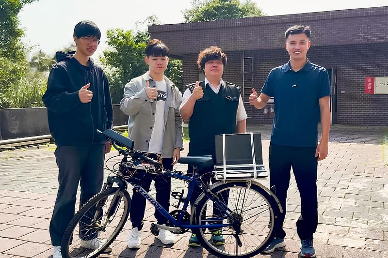 長庚大學電機系學生團隊成員黎保越、翟禹翔、陳品頤、林重佑（由右至左）合影。