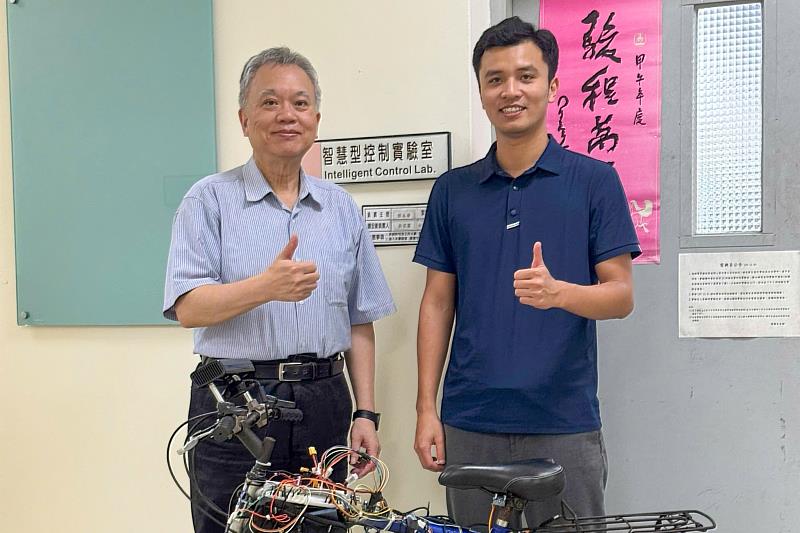 長庚大學電機系張永華教授（左）與越南籍博士生黎保越（右）合影。