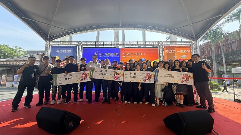 中國科技大學張劍平副校長（前排左6）與視傳系獲獎團隊合影。（照片/校方提供）