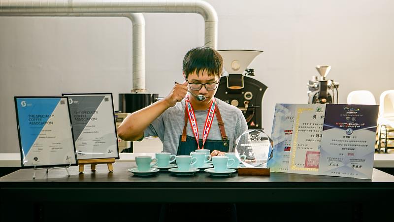 陳萬駿專精以感官與科學為基礎的領域，深入於手沖、杯測與風味辨識等技術。