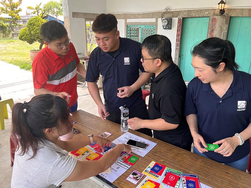 楊泰和學務長與參與學員進行任務卡交換與策略討論，透過實際互動體驗合作、資源分配。
