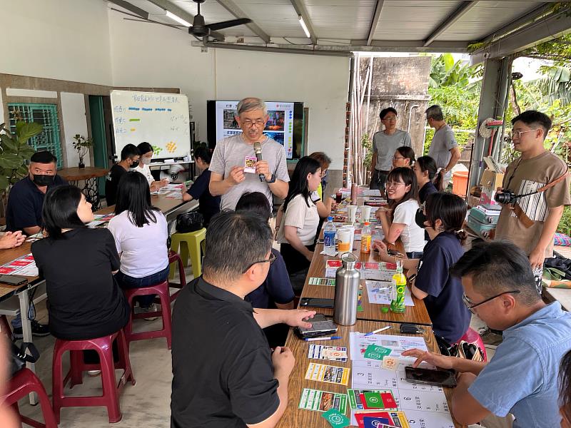講師引導各組分享模擬歷程與任務成果，協助學員從實作過程回看永續議題中的選擇與影響。