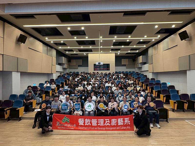 餐飲系邀請校友李健銘回校分享創業歷程，全體合影。