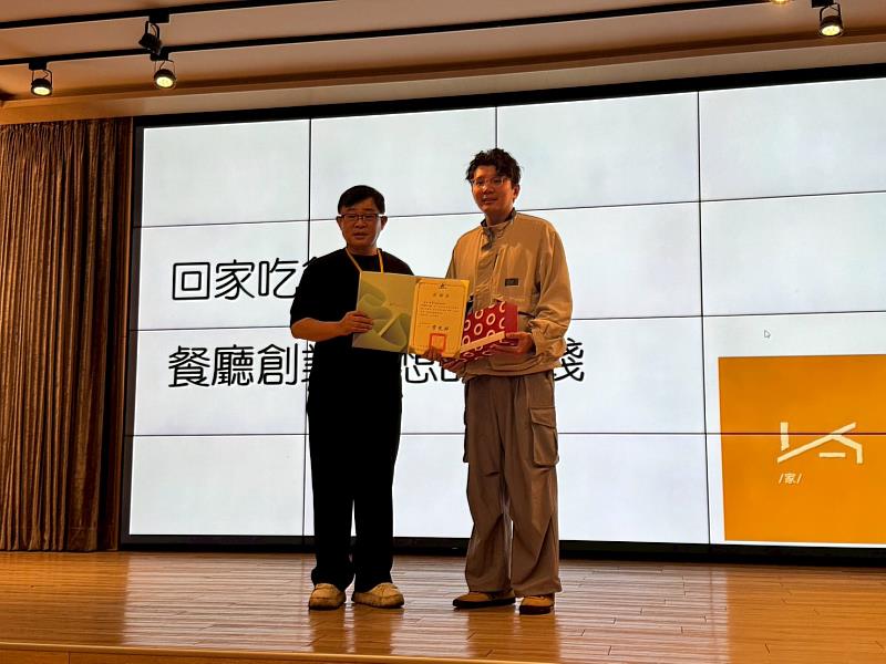 智慧管理學院馮啟宏院長（左）頒發感謝狀予李健銘。