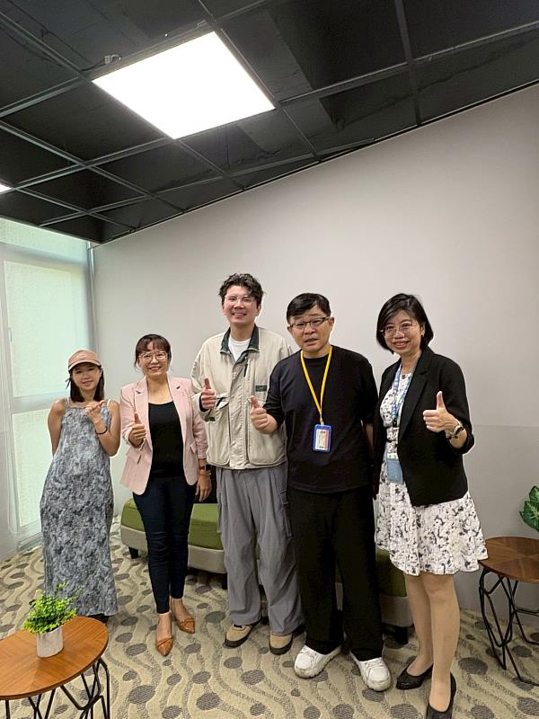 餐飲系洪綺吟主任（右起）、智慧管理學院馮啟宏院長、李健銘、校友中心邱翠華主任及學生共同合影。