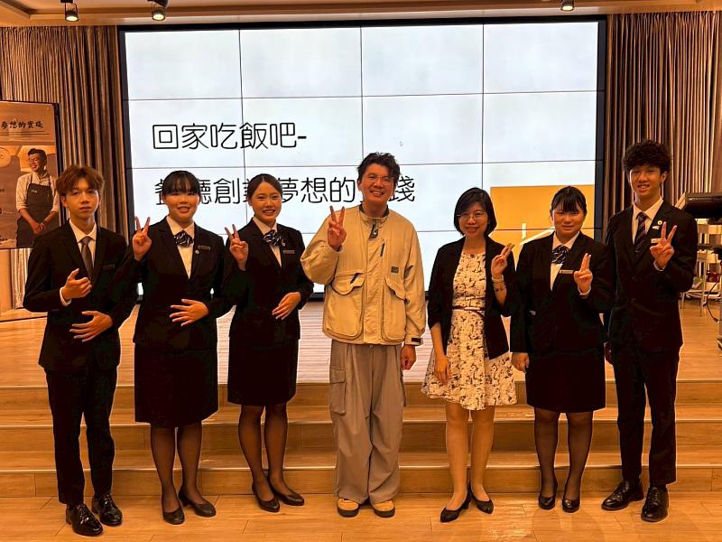 李健銘（中）與餐飲系師生合影。