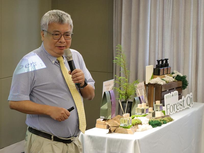 中興大學王升陽研究團隊以阿里山林地疏伐產生的枝葉與木質資材研究調配複方精油，研發「阿里山．森氣Forest Qi」系列產品。