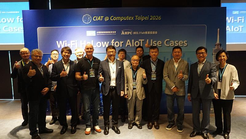 遠傳企業客戶執行副總暨雲協Beyond 5G SIG總召集人曾詩淵（前排左4）率遠傳團隊與現場產業專家進行交流。