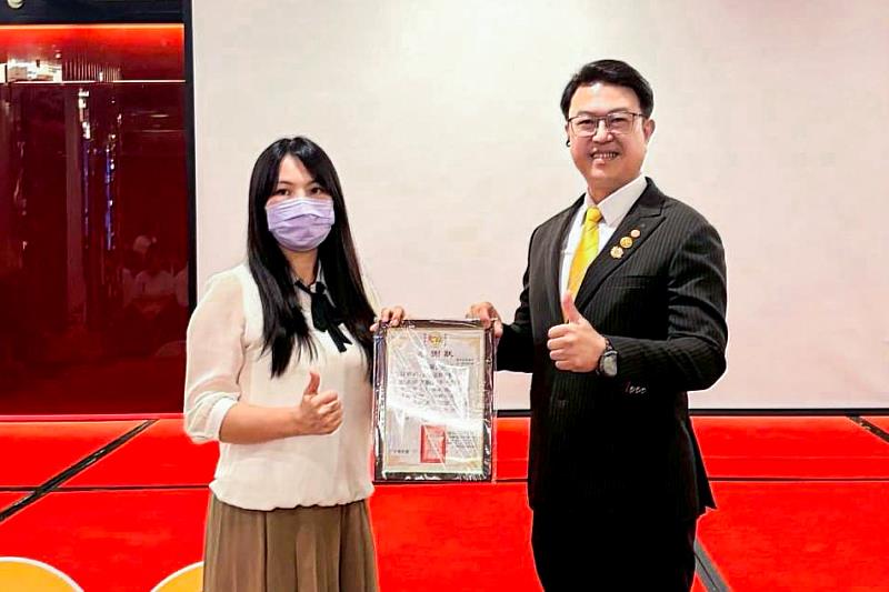 五甲教養院長田怡君（左）頒發感謝狀，由永慶不動產暨永義房屋台南經管會長蔡武霖代表受贈。