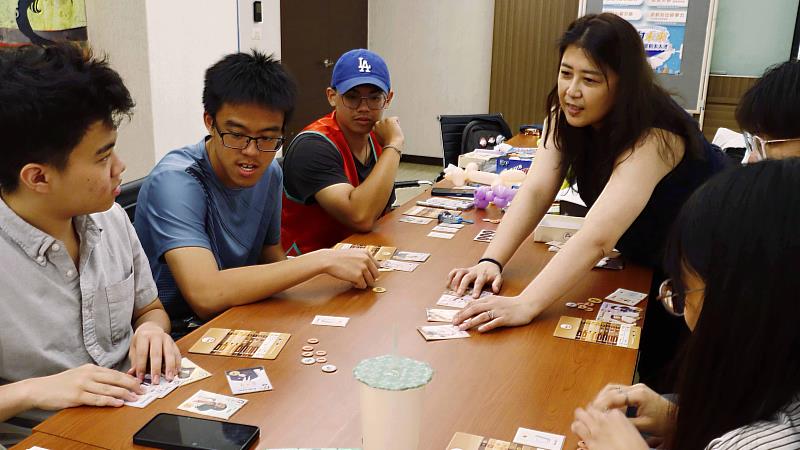 國際觀光管理學系課程中遊玩「Coffee Shop」桌上遊戲，學習餐飲經營決策。（圖／淡江大學提供）