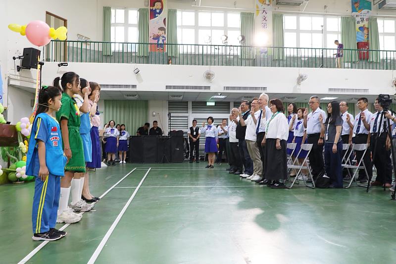 黃敏惠市長向優秀女童軍致敬。