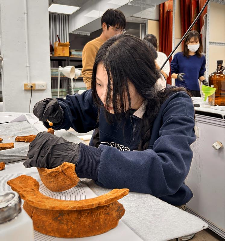 十三行博物館與國立臺灣藝術大學攜手，帶領學子化身為古物醫生修復文物。
